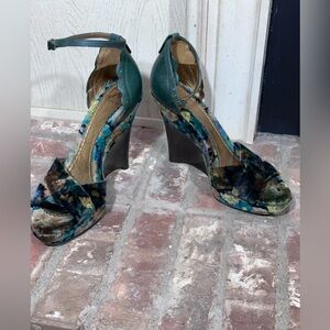 J. Vincent Crushed Velvet Wedge Sandals Size 8.5M – Teal Green Leather Heels